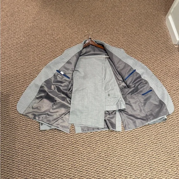 NEW Kenneth Cole Reaction light gray suit - Picture 10 of 12